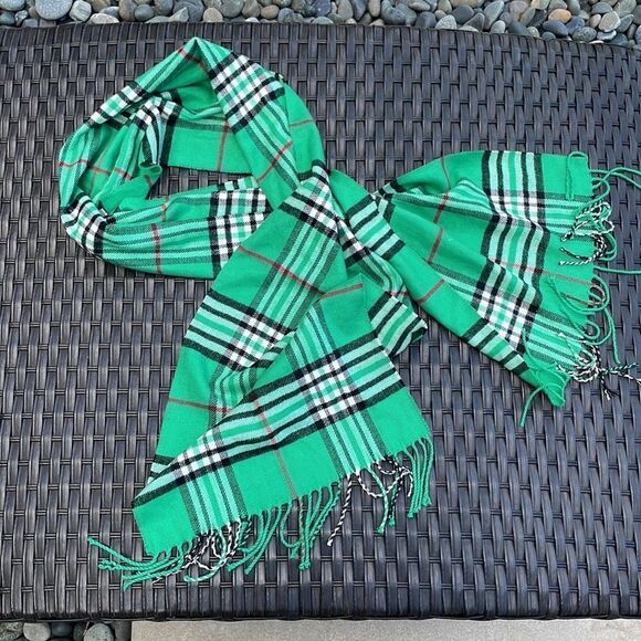 Scarf plaid, unisex, soft, like new green soft warm. Luxurious no smoke. - Picture 5 of 5